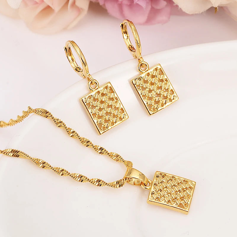 Gold Flower Jewelry Set – Necklace & Earrings for Women